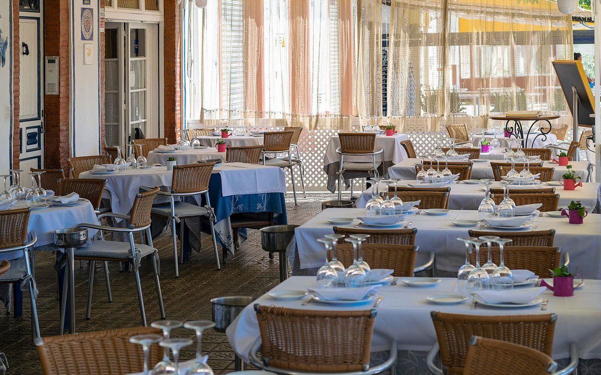 Terraza de un restaurante preparada para el servicio