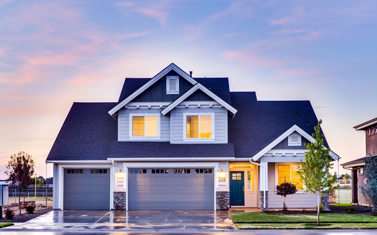 Vivienda unifamiliar al atardecer