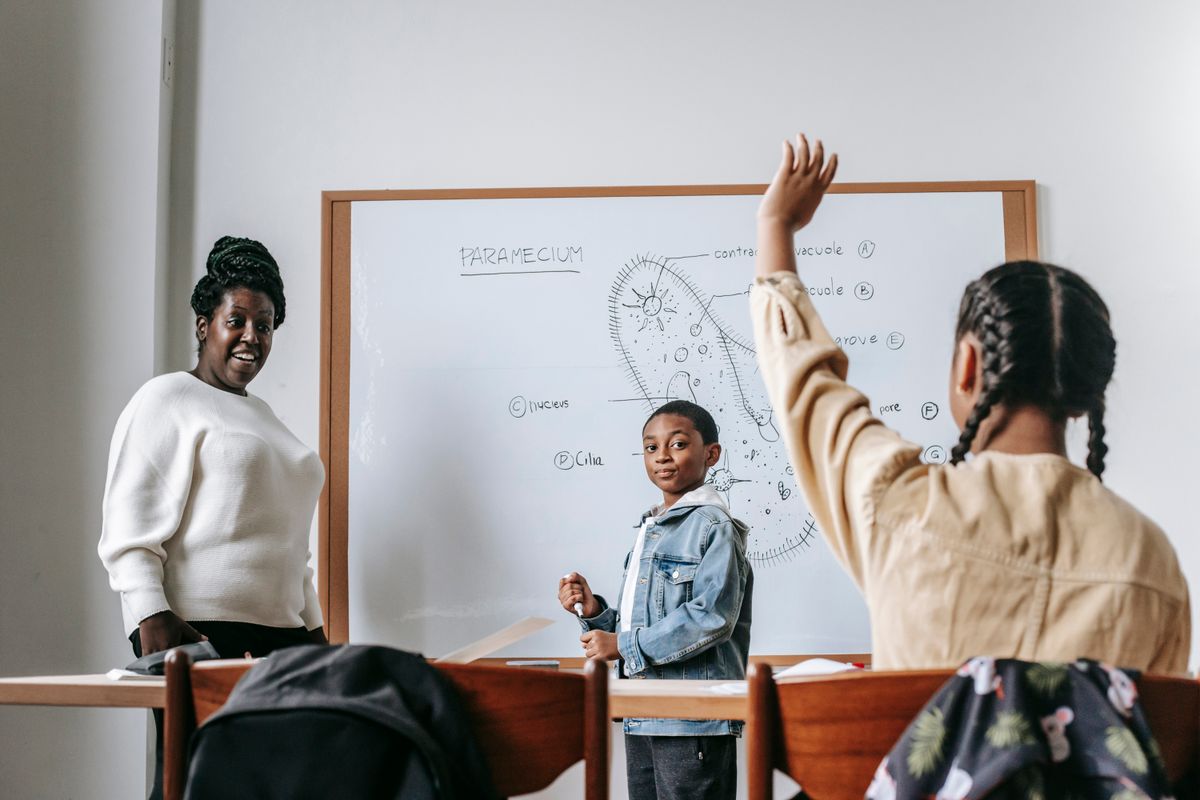 Docente y estudiantes participando en una clase